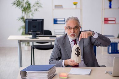 Eski erkek çalışanın maaş konsepti.