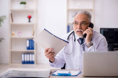 Teletıp konseptinde yaşlı bir doktor.