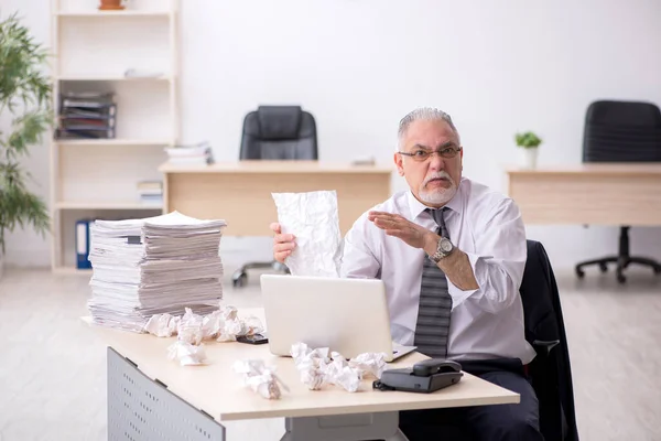 Starý muž zaměstnanec v konceptu brainstorming — Stock fotografie