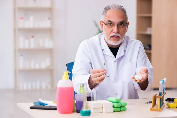 Stary chemik testuje mydło w laboratorium. — Zdjęcie stockowe