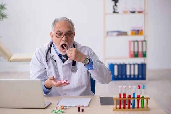 Laboratuvarda çalışan yaşlı erkek doktor eczacı. — Stok fotoğraf