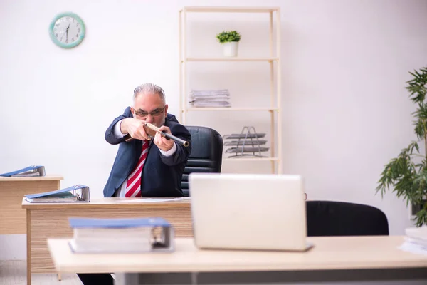 사무실에서 갈비를 들고 있는 늙은 사업가 직원 — 스톡 사진
