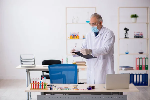 Vechi chimist masculin în conceptul de sinteză a medicamentelor — Fotografie, imagine de stoc