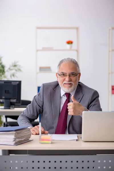 Viejo empleado sentado en la oficina —  Fotos de Stock