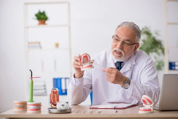 Gammal manlig läkare tandläkare som arbetar på kliniken — Stockfoto