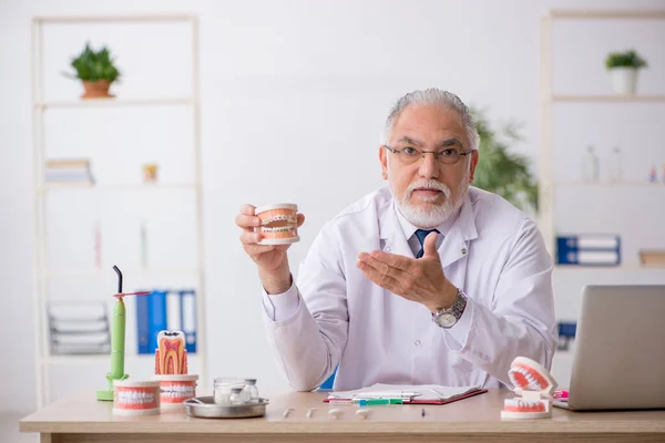 Gammal manlig läkare tandläkare som arbetar på kliniken — Stockfoto