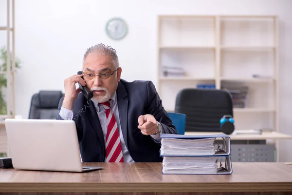 Old male employee working in the office — Stock Photo, Image