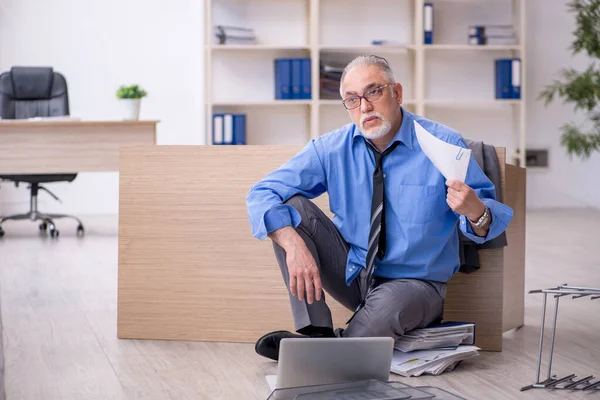 Vecchio dipendente maschio infelice con il lavoro eccessivo in ufficio — Foto Stock