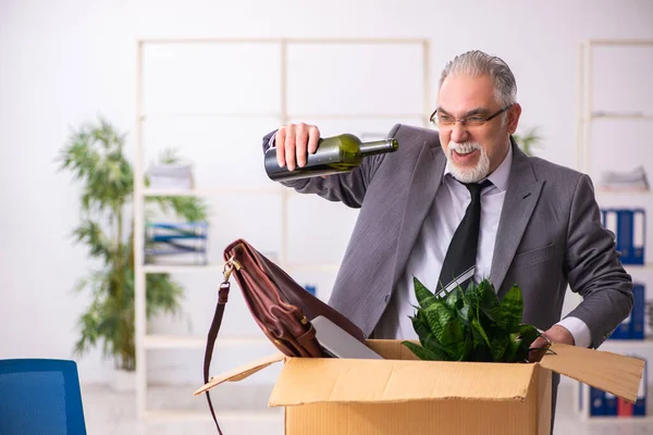 Vieil employé alcoolique dans le concept de licenciement — Photo