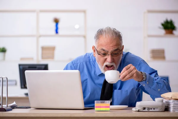 Eski erkek çalışanımız teneffüste kahve içiyor. — Stok fotoğraf