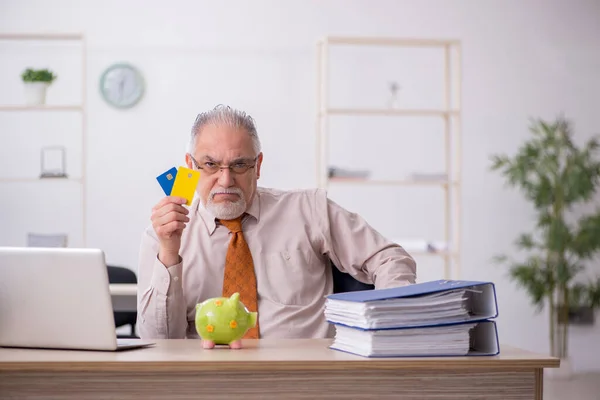 Emeklilik konseptinde yaşlı erkek çalışan — Stok fotoğraf