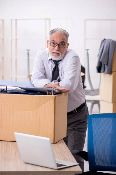 Velho empregado masculino no conceito de realocação — Fotografia de Stock