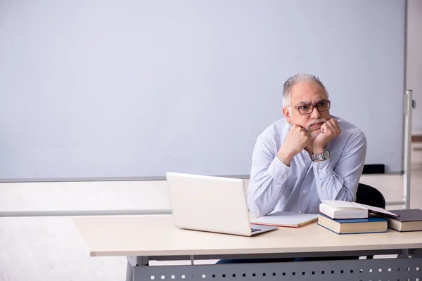 Viejo profesor delante de la pizarra — Foto de Stock