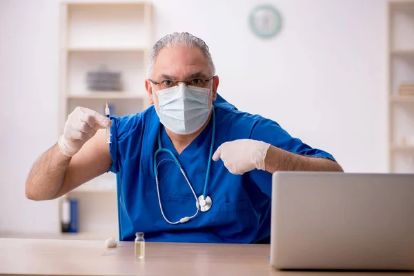 Vieux médecin masculin dans le concept de vaccination — Photo