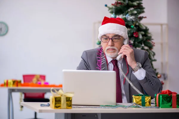 Funcionário idoso do sexo masculino comemorando o Natal no local de trabalho — Fotografia de Stock