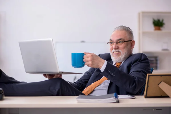 Vieil employé masculin buvant du café pendant la pause — Photo