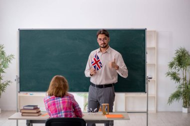 Genç erkek İngilizce öğretmeni ve Clas 'daki kızıl saçlı kız.