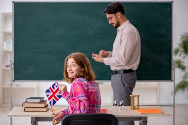 Genç erkek İngilizce öğretmeni ve Clas 'daki kızıl saçlı kız.