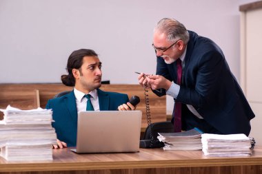 Kabadayılık kavramında yaşlı erkek işveren ve genç erkek asistan