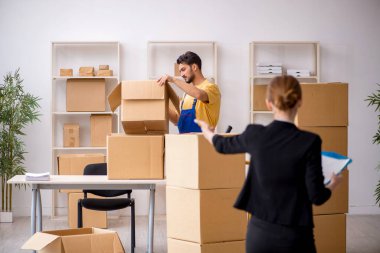 Genç bayan patron ve erkek müteahhit evde yer değiştiriyorlar.