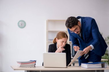 Ofiste çalışan iki meslektaşım.