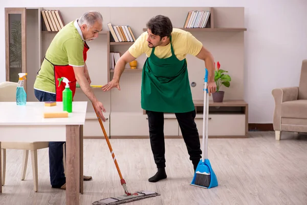 Twee mannelijke aannemers die het huis schoonmaken — Stockfoto