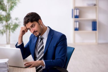 Ofiste çalışan genç bir erkek.