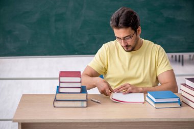 Sınavlara hazırlanan genç bir erkek öğrenci.