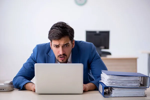 Joven empleado masculino que trabaja en la oficina — Foto de Stock