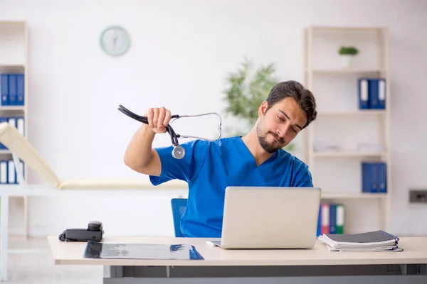 Mladý lékař v telemedicíně koncept — Stock fotografie