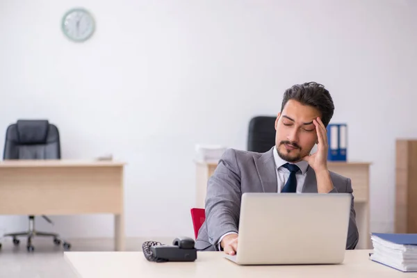 Jeune employé masculin travaillant au bureau — Photo