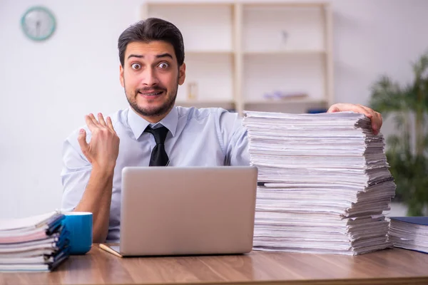 Jovem empresário empregado infeliz com excesso de trabalho no escritório — Fotografia de Stock