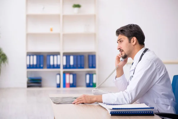 Teletıp konseptinde genç bir doktor. — Stok fotoğraf