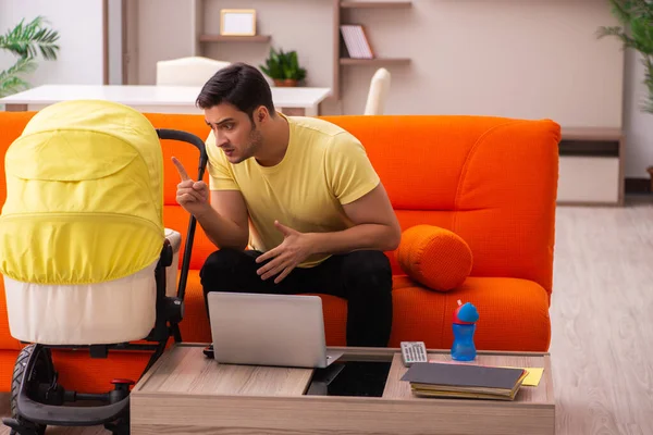 Hombre joven cuidando a recién nacido en casa — Foto de Stock