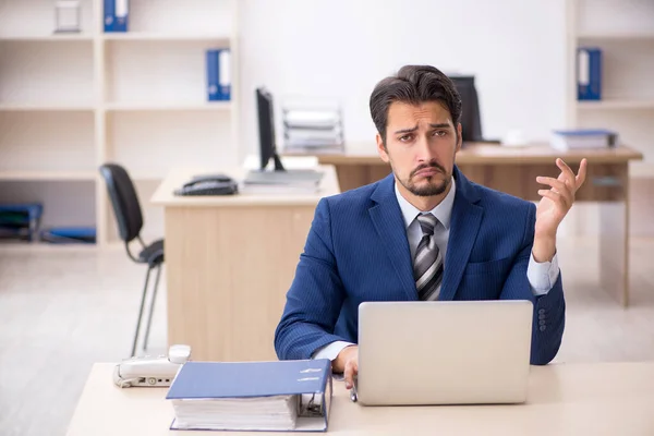 Jonge mannelijke werknemer werkzaam in het kantoor — Stockfoto