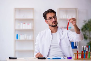 Laboratuvarda çalışan genç bir kimyager.