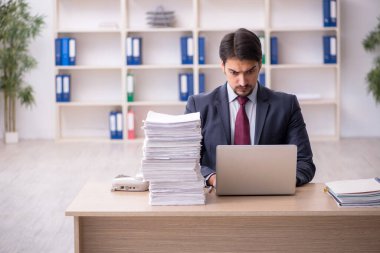 Ofiste çalışan genç bir erkek.