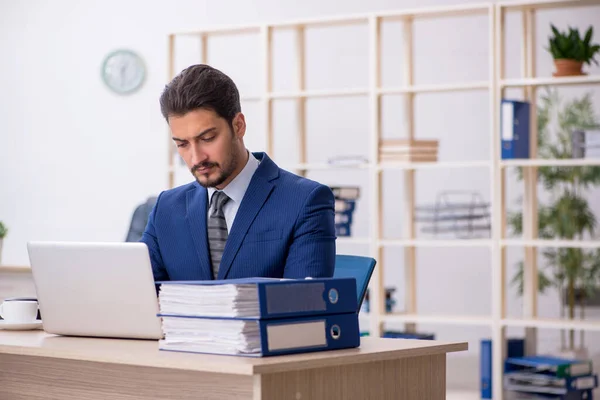 Junge hübsche Angestellte, die im Büro arbeitet — Stockfoto