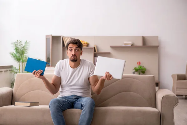 Jeune étudiant masculin étudiant à la maison pendant la pandémie — Photo