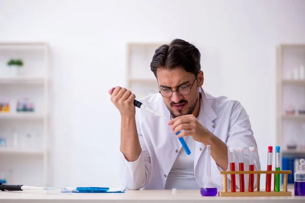 Joven químico masculino trabajando en el laboratorio —  Fotos de Stock