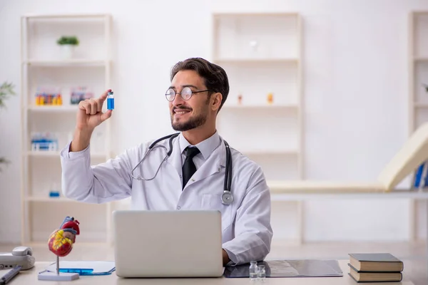 Jovem médico cardiologista trabalhando na clínica — Fotografia de Stock