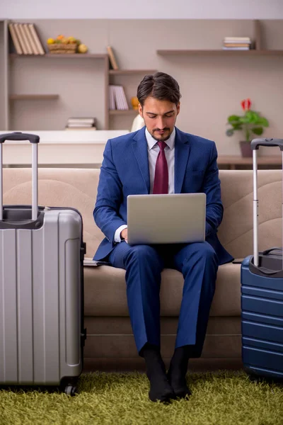 Jonge zakenman bereidt zich voor op reis naar huis — Stockfoto