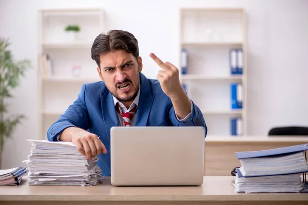 Junge männliche Mitarbeiter und zu viel Arbeit im Büro — Stockfoto