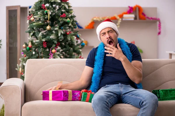 Giovane uomo che celebra il Natale a casa — Foto Stock