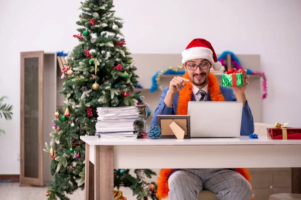 Jovem empresário trabalhando em casa na véspera de Natal — Fotografia de Stock