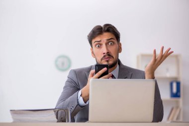 Ofiste çalışan genç bir erkek.