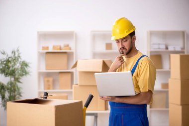 Genç erkek müteahhit evde yer değiştiriyor.