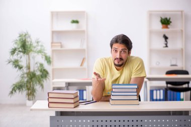 Sınavlara hazırlanan genç bir erkek öğrenci.