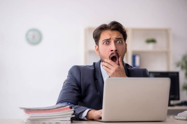 Ofiste çalışan genç bir erkek.