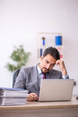 Ofiste çalışan genç bir erkek.